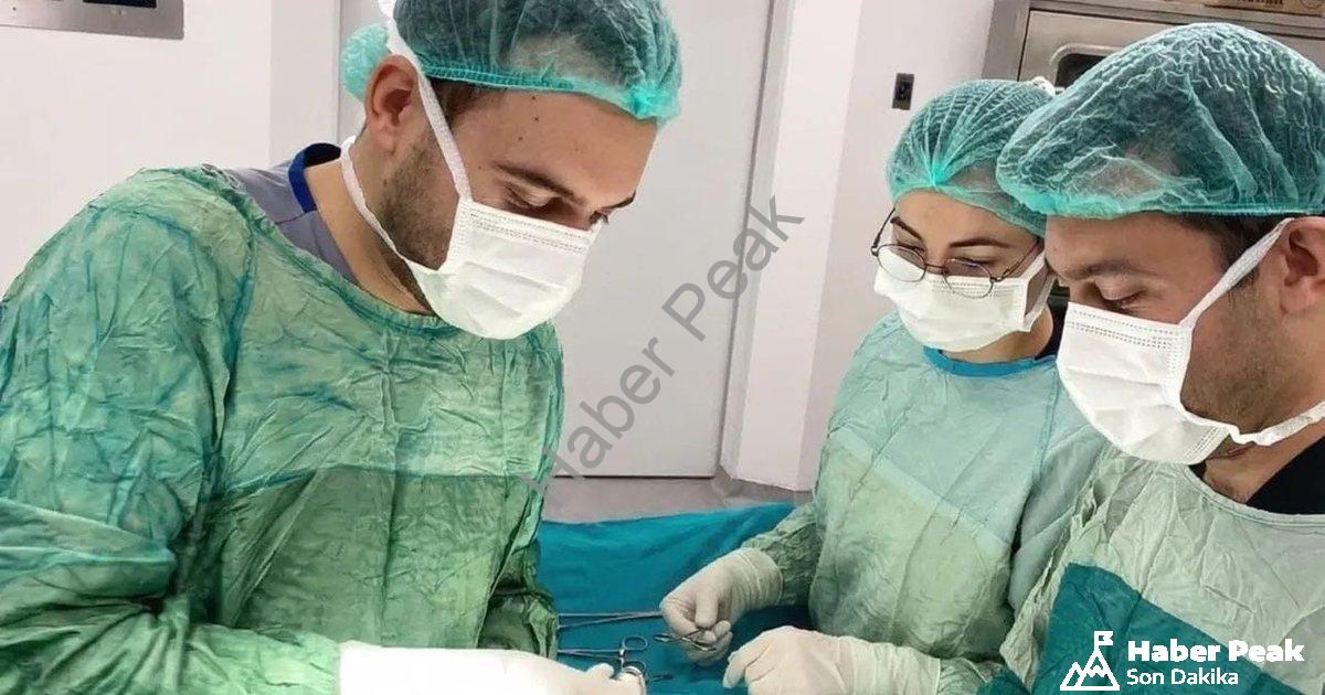 "Şuhut Devlet Hastanesi'nde Başarılı Fıtık Operasyonu Gerçekleşti" başlıklı haber için fotorealistik
